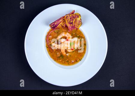 Nahaufnahme des selektiven Fokus in eine leckere Garnelen von ecuadorianischen Essen: Garnelen cebiche in einem verschwommenen Hintergrund Stockfoto