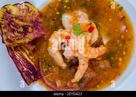 Nahaufnahme des selektiven Fokus in eine leckere Garnelen von ecuadorianischen Essen: Garnelen cebiche in einem verschwommenen Hintergrund Stockfoto