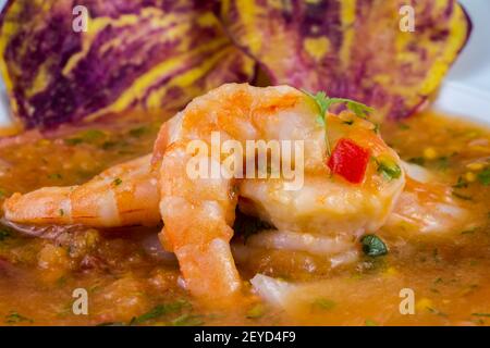 Nahaufnahme des selektiven Fokus in eine leckere Garnelen von ecuadorianischen Essen: Garnelen cebiche in einem verschwommenen Hintergrund Stockfoto