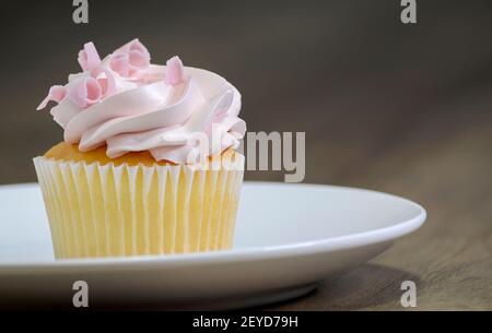 Vanillekuchen mit Erdbeerfrosting Stockfoto