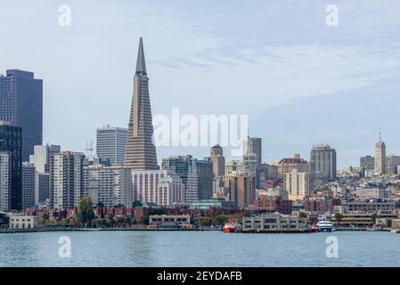 SAN FRANCISCO, USA - 12. Februar 2018: Transamerica Pyramid San Francisco und Gebäude in der Innenstadt berühmte Postkarten vintage Farben - Bild Stockfoto