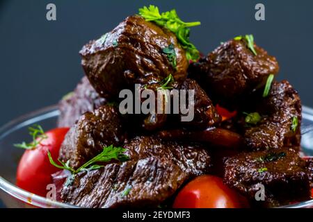 Gegrilltes Rindfleisch Grill Striploin Steak und Salat mit Tomaten und Rucola auf Cutting Board Nahaufnahme geschnitten Stockfoto