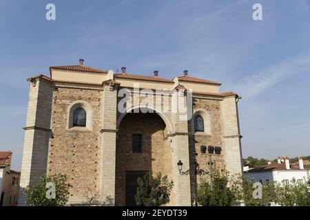 Ein großes Gebäude mit kleinen Fenstern in einem mittelalterlichen gebaut Stil unter dem blauen Himmel Stockfoto