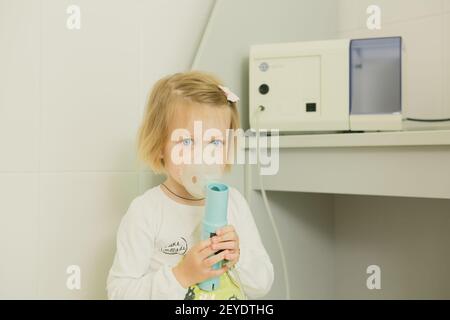 Mädchen mit Asthma-Inhalator. Stockfoto