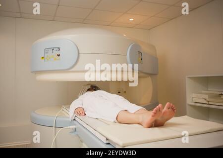 Patient wird gescannt und auf einer Computertomographie diagnostiziert Stockfoto