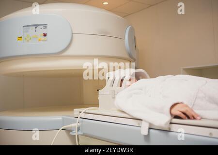 Patient wird gescannt und auf einer Computertomographie diagnostiziert Stockfoto