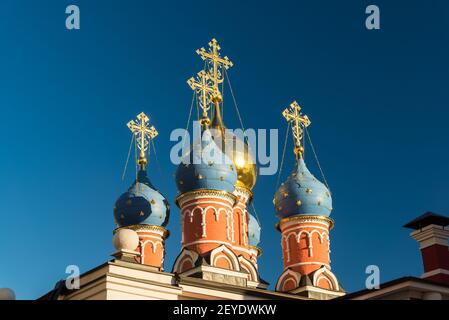 Moskauer Straße Varvarka. St.-Georg-Kirche der siegreichen auf Pskow Hügel mit Glockenturm 1658. Russland Stockfoto