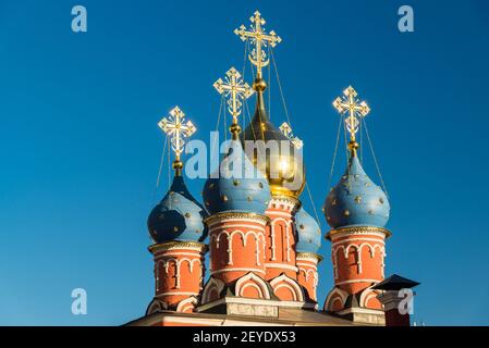 Moskauer Straße Varvarka. St.-Georg-Kirche der siegreichen auf Pskow Hügel mit Glockenturm 1658. Russland Stockfoto