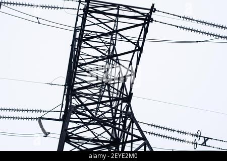 Türme von Hochspannungsdrähten. Ansicht von unten. Stockfoto