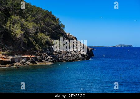 Ibiza, Spanien - 2. Mai 2016: Cala Salada und Cala Saladeta zwei Strände in der Gemeinde San Antonio auf der Insel Ibiza. Mit wenig Konstruktion Stockfoto