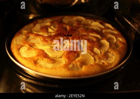 Backen von hausgemachter Sharlotte im Ofen Stockfoto