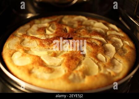 Kochen von Apfelkuchen im Ofen Stockfoto