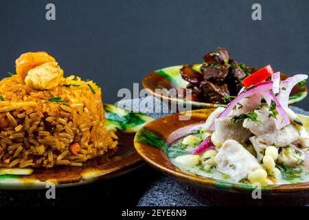 Volle Mahlzeit, Reis mit Huhn, Roastbeef, Fisch Ceviche auf Stein Stockfoto