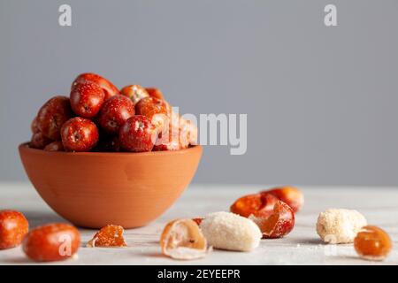 Reife Früchte von kultivierten Eleagnus (Silberbeere) Pflanzen. Die nussgroße braune Frucht hat eine dünne Haut. Nach dem Abschälen der halbsüßen Flavory, pudrige te Stockfoto