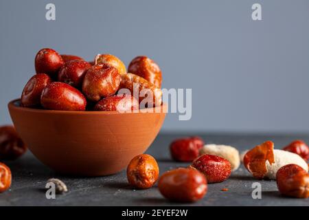 Reife Früchte von kultivierten Eleagnus (Silberbeere) Pflanzen. Die nussgroße braune Frucht hat eine dünne Haut. Nach dem Abschälen der halbsüßen Flavory, pudrige te Stockfoto