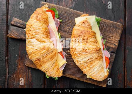 Classic BLT Croissant Sandwiches Set, auf alten dunklen Holztisch Hintergrund, Draufsicht flach Lay Stockfoto