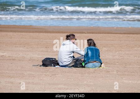 Liebespaar am Strand, Ebro Delta, Katalonien, Spanien Stockfoto