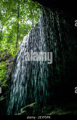 Wasserfall am historischen Eingang der Mammoth Cave, das WorldsLongest Cave System und ein Weltkulturerbe in einem Nationalpark in Kentucky, United Sta Stockfoto