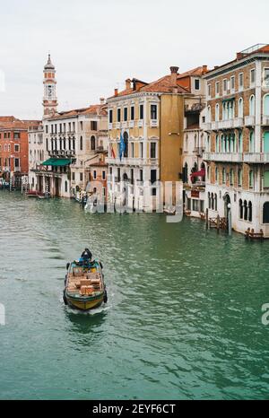 Venedig, Italien - Dezember 29 2009: Frachtschiff oder Barge auf dem Canal Grande in der Nähe des Palazzo Civran im Cannaregio Viertel. Stockfoto