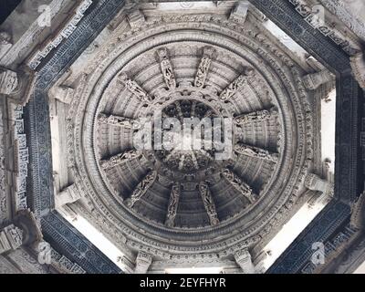 Ein niedriger Winkel Schuss der geschnitzten Decke in der Ranakpur Jain Tempel, Rajasthan, Indien Stockfoto