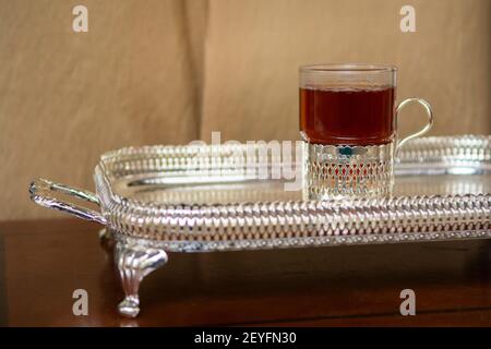 Tasse Tee über silbernem Tablett Stockfoto