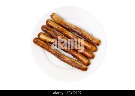 Nahaufnahme von fünf gegrillten traditionellen deutschen Schweinswürsten auf einem weißen Teller isoliert auf weißem Hintergrund. Stockfoto