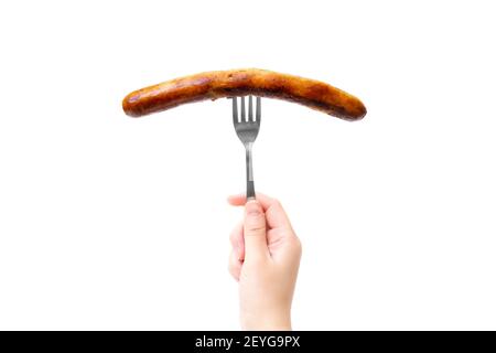 Nahaufnahme einer weiblichen Hand, die eine Gabel mit einer gegrillten deutschen Wurst auf weißem Hintergrund isoliert hält. Stockfoto