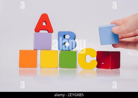 Bunte Buchstaben mit Alphabet auf Bläschen als Bildungskonzept Stockfoto