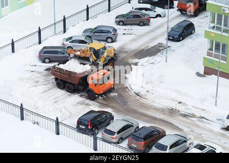 Nischni Nowgorod, Russland, Gagarin Avenue 101 k. 1. 2021,03.03.Schneepflüge in Höfen und auf den Straßen der Stockfoto