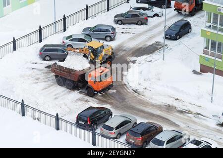 Nischni Nowgorod, Russland, Gagarin Avenue 101 k. 1. 2021,03.03.Schneepflüge in Höfen und auf den Straßen der Stockfoto