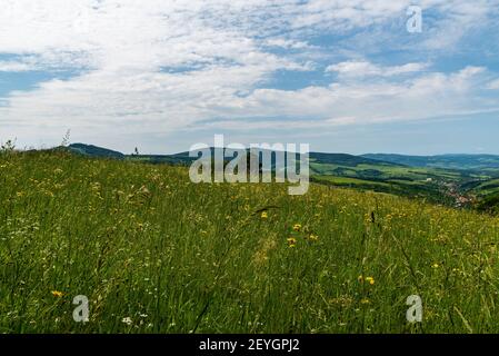 Schöne Landschaft der Galle Karpaty Berge in der Nähe von Laz Hügel Gipfel über Nedasova Lhota Dorf in Tschechien mit blühenden Wiese, Hügeln und Nedas