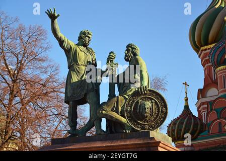 Dmitry Pozharsky und Kusma Minin-Denkmal auf dem Roten Platz in der Nähe von Kathedrale von Vasily gesegnet Stockfoto