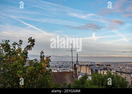 Der Eiffelturm ist von der Straße in Paris aus zu sehen Stockfoto