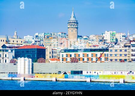 Malerische Aussicht auf Istanbul Stadt mit Galata Turm von Der Bosporus oder Bosporus - die Straße von Istanbul, Türkei Stockfoto