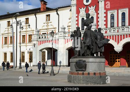 Moskau, Russland - 14. März 2016. Das Denkmal den Gründern der russischen Eisenbahn auf dem Hintergrund des Kasanski Bahnhofs Stockfoto