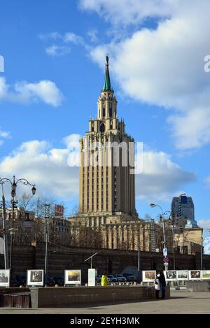 Moskau, Russland - 14. März 2016. Leningradskaya Hotel auf Komsomolskaya Platz Stockfoto