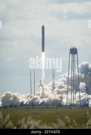 Antares Rakete Mit Cygnus Raumschiff Startet Von Wallops Flight Facility 18. September 2013 -- Die Orbital Sciences Corporation Antares-Rakete mit der Cygnus-Frachtraum-Raumsonde an Bord wird beim Start von Pad-0A des Mid-Atlantic Regional Spaceport (MARS), NASA Wallops Flight Facility, VA., um 10:58 Uhr EDT am Mi., 18. September 2013 gesehen. Cygnus ist auf dem Weg, sich mit der Internationalen Raumstation zu treffen. Die Raumsonde wird der Expedition 37-Crew etwa 1.300 Pfund (589 Kilogramm) Fracht einschließlich Nahrung und Kleidung liefern. Bild: Bill Ingalls/ NASA/Sipa USA
