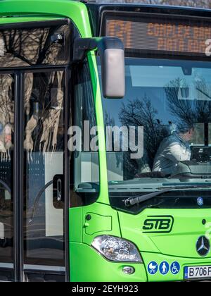 Bukarest, Rumänien - 02,22.2020: Neue Mercedes-Busse der Bucharest Transit Corporation ( Societatea de Transport Bucuresti -STB) im Verkehr. Stockfoto