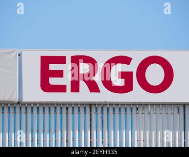 Bukarest, Rumänien - 02,22.2021: ERGO ist eine Gruppe von Versicherungsgesellschaften im Besitz der Munich Re. Firmenlogo gegen blauen Himmel. Stockfoto