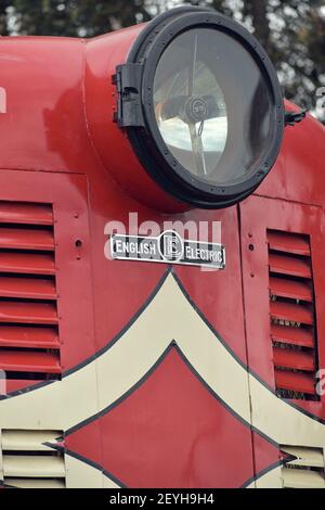 AUCKLAND, NEUSEELAND - 17. Jan 2021: Nahaufnahme der English Electric DE507 Diesel Lokomotive vorne mit Scheinwerfer Stockfoto
