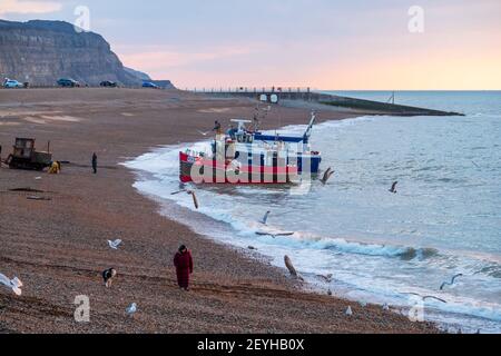 März 2021. Hastings Fischerboote landen ihren Fang, nach einer Nacht der Fischerei, bei Sonnenaufgang, East Sussex, Großbritannien Stockfoto