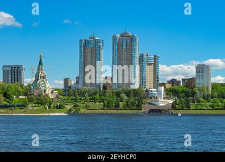 Samara, Russland - Mai 2020: Stadtbild der Wolga-Uferpromenade in Samara, Russland Stockfoto