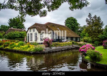 Giethoorn, Niederlande - 6. Juli 2019: Typisches ländliches holländisches Haus mit traditionellem Dach im Dorf Giethoorn, Niederlande Stockfoto