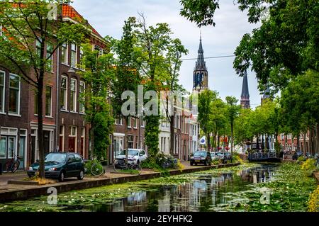 Delft, Niederlande - 11. Juli 2019: Blick auf die Kanäle von Delft mit Türmen der Nieuwe Kerk ("Neue Kirche") im Hintergrund Stockfoto