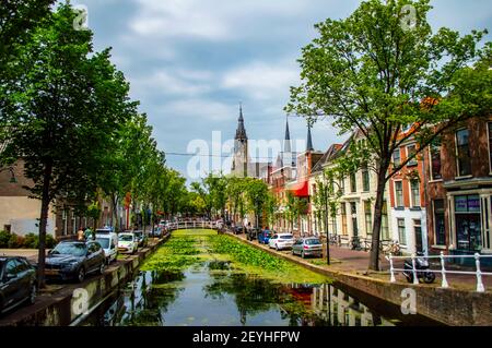 Delft, Niederlande - 11. Juli 2019: Schöne Aussicht auf die Innenstadt von Delft mit Kanälen, Backsteinhäusern und Niewe Kerk ("Neue Kirche") Türmen Stockfoto