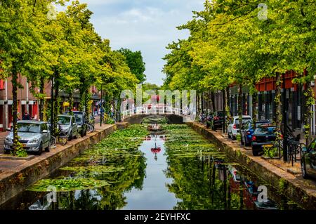 Delft, Niederlande - 11. Juli 2019: Panoramablick auf die Stadt Delft in den Niederlanden mit Kanälen und Brücken Stockfoto