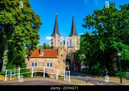 Delft, Niederlande - 11. Juli 2019: Oostpoort oder das Osttor, erbaut im 15th. Jahrhundert, das alte Tor der Stadt Delft in den Niederlanden Stockfoto