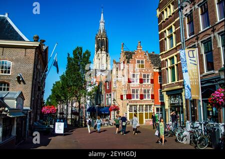 Delft, Niederlande - 11. Juli 2019: Menschen, die an einem sonnigen Tag auf den Straßen von Delft in den Niederlanden spazieren Stockfoto