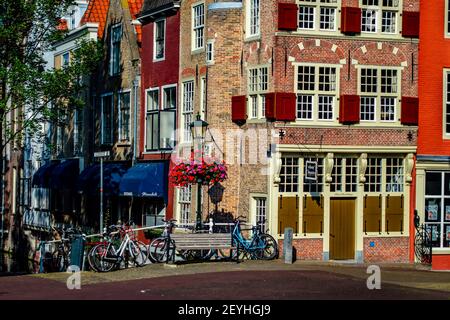 Delft, Niederlande - 11. Juli 2019: Typisch holländische Architektur in der Stadt Delft, Niederlande Stockfoto