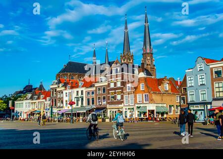 Delft, Niederlande - 11. Juli 2019: Menschen und Radfahrer auf dem Marktplatz der Stadt Delft in den Niederlanden Stockfoto